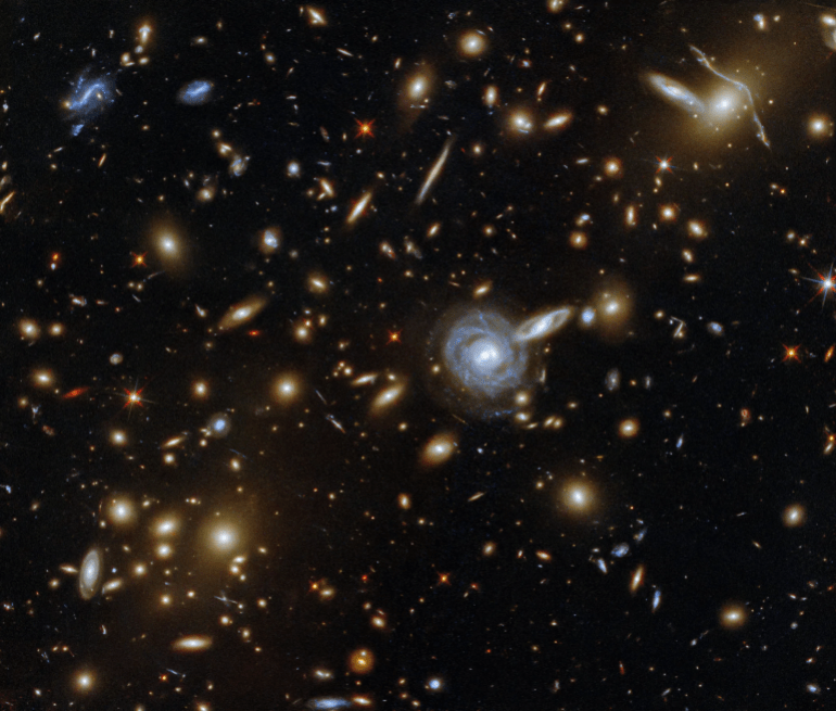 يحتوي العنقود المجري عن ما يزيد عن خمسين مجرّة وقد تصل إلى آلاف المجرات، وتتخللها المادة السوداء. وتنتمي مجرتنا مجرة درب التبانة إلى عنقود مجرات العذراء العظيم
