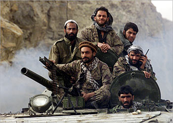 مقاتلون أفغان موالون لرئيس الحكومة الانتقالية حامد كرزاي على ظهر دبابة سوفياتية خارج لوغار ما بين العاصمة كابل وغارديز