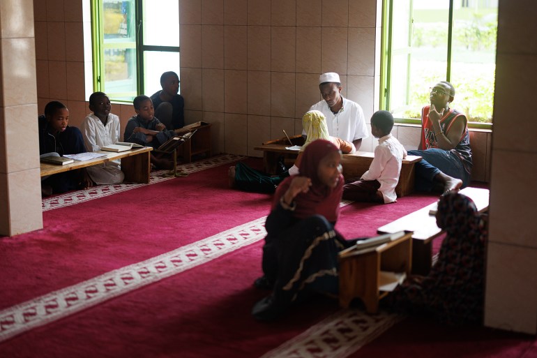 درس للقرآن الكريم في المسجد الملحق في مركز المجلس الإسلامي الأعلى لمسلمي رواندا