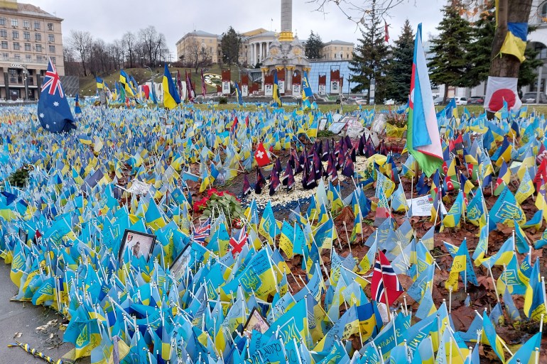 أعلام في ميدان الاستقلال في كييف ترمز إلى أعداد القتلى في صفوف الجيش والمتطوعين