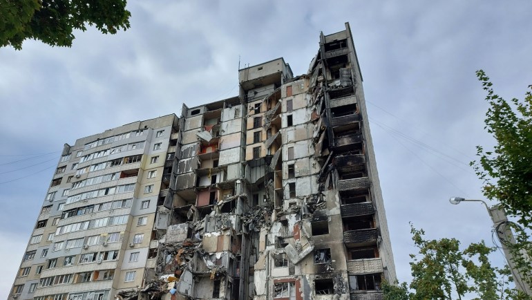دمار لحق بأحد المباني السكنية في حي سالتوفكا شمال شرق مدينة خاركيف