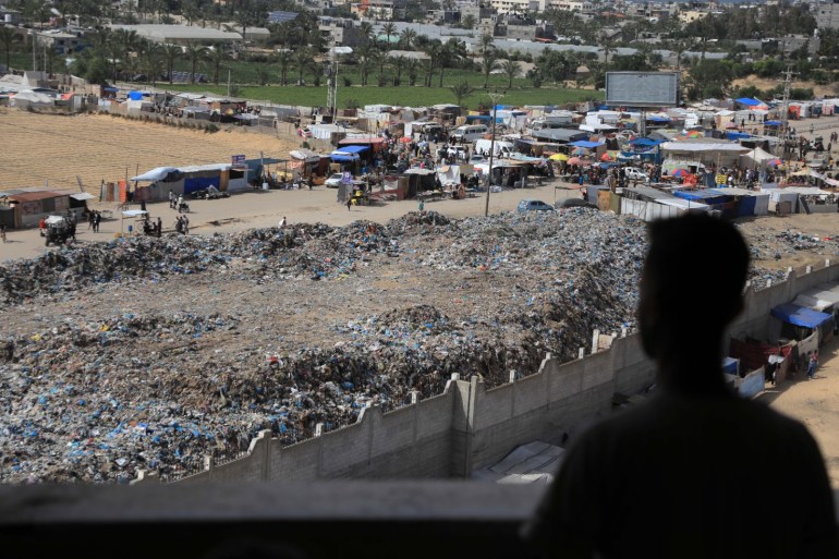 أطنان هائلة من النفايات تغزو خيام النازحين في منطقة المواصي غرب خان يونس-رائد موسى-الجزيرة نت