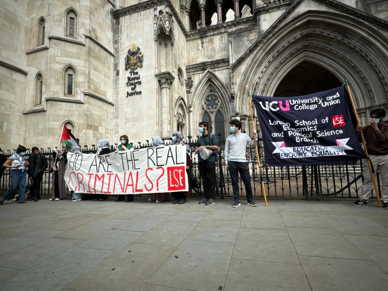 من أمام محكمة العدالة الملكية وسط لندن تظاهره في دعم قضية اخلاء جامعة لندن للدراسات الاقتصادية المصدر الجزيرة