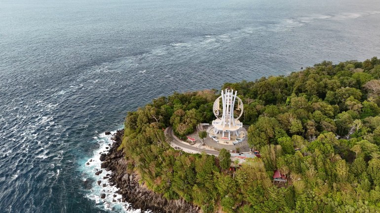 جزيرة سابانغ آخر جزر إندونيسيا المأهولة من الجهة الغربية حيث المسافة صفر في الخارطة الإندونيسية من الغرب كانت مركزا علميا ومرفأ للحجاج وفيها دفن عشرات من العلماء الحجاج